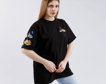 ウクライナ風黒Tシャツ – 青と黄色の花柄刺繍入り