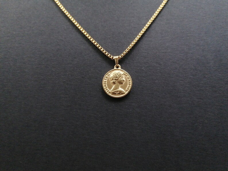 elizabeth gold necklace