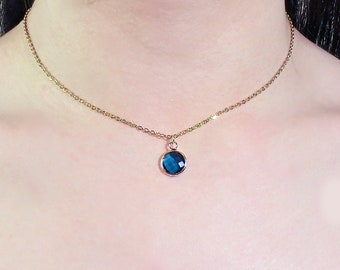 Gargantilla estilo Bridgerton con cristal azul y cadena laminada en oro de 14 quilates.