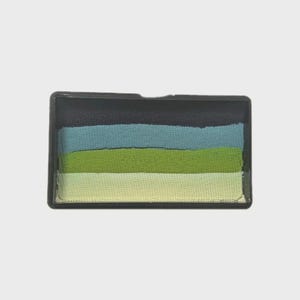 Può includere: Una palette per il trucco rettangolare con un bordo nero. La palette contiene quattro strisce orizzontali di colore: grigio scuro, verde acqua, verde e giallo. I colori sono disposti dall'alto verso il basso.