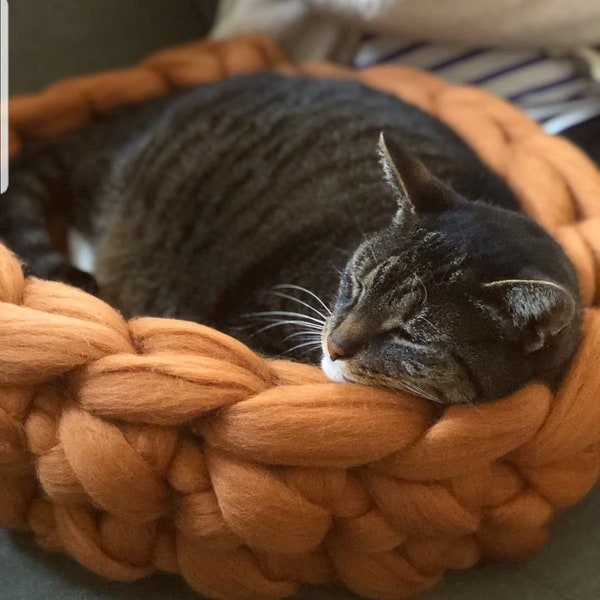 Katzenbett/Tierbett – Merinowolle – Grobstrick-Haustierkorb