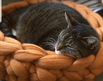 Cat Bed/Animal Bed - Fluffy Merino Wool - Chunky Knit Pet Basket