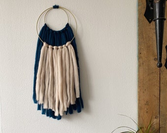 Handgefertigter eklektischer Wandbehang / klobiger drapierter Boho-Traumfänger