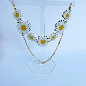 Daisy chain necklace image 3