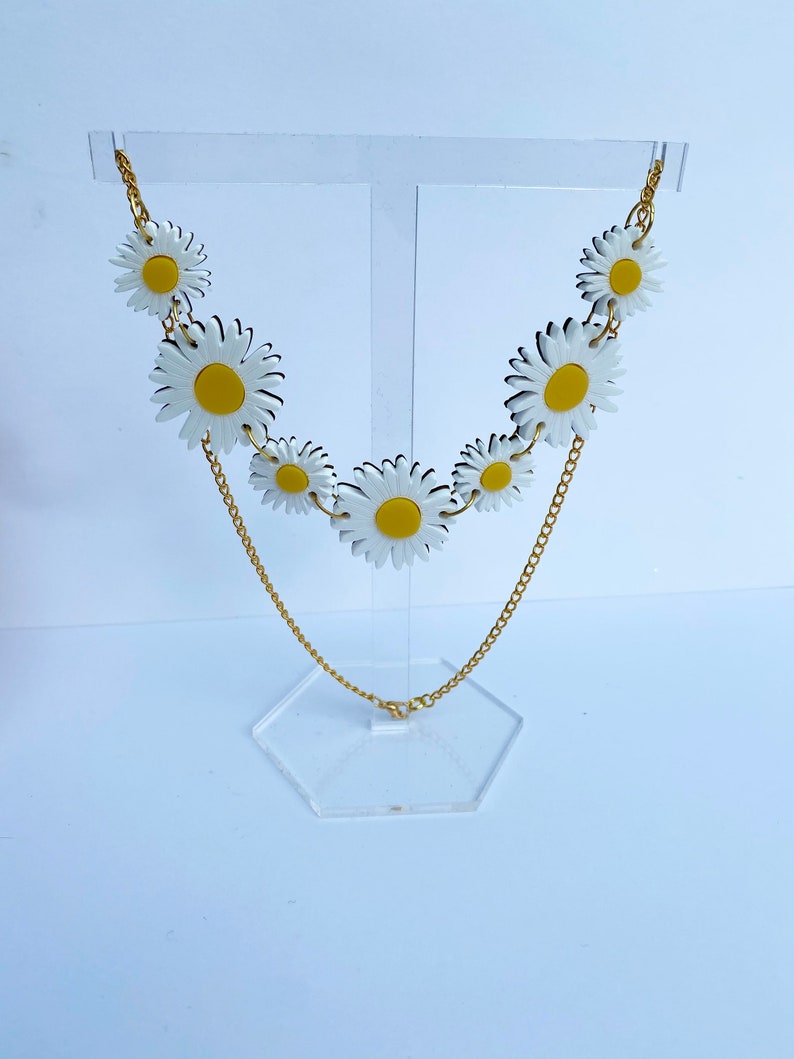 Daisy chain necklace image 3