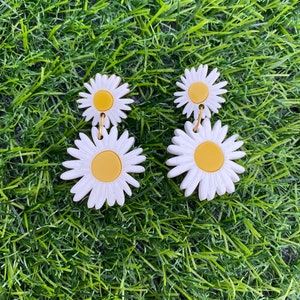 Daisy chain necklace image 4