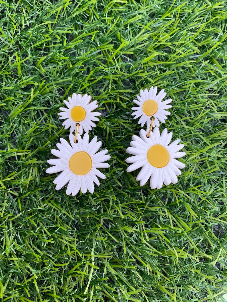 Daisy chain necklace image 4