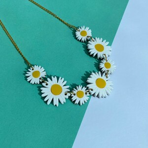 Daisy chain necklace image 2