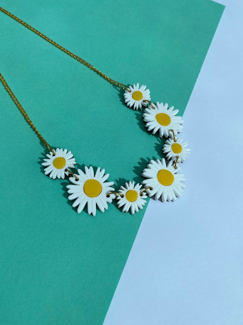 Daisy chain necklace image 2