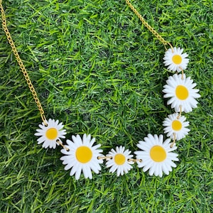 Daisy chain necklace image 1