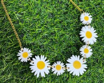 Daisy chain necklace