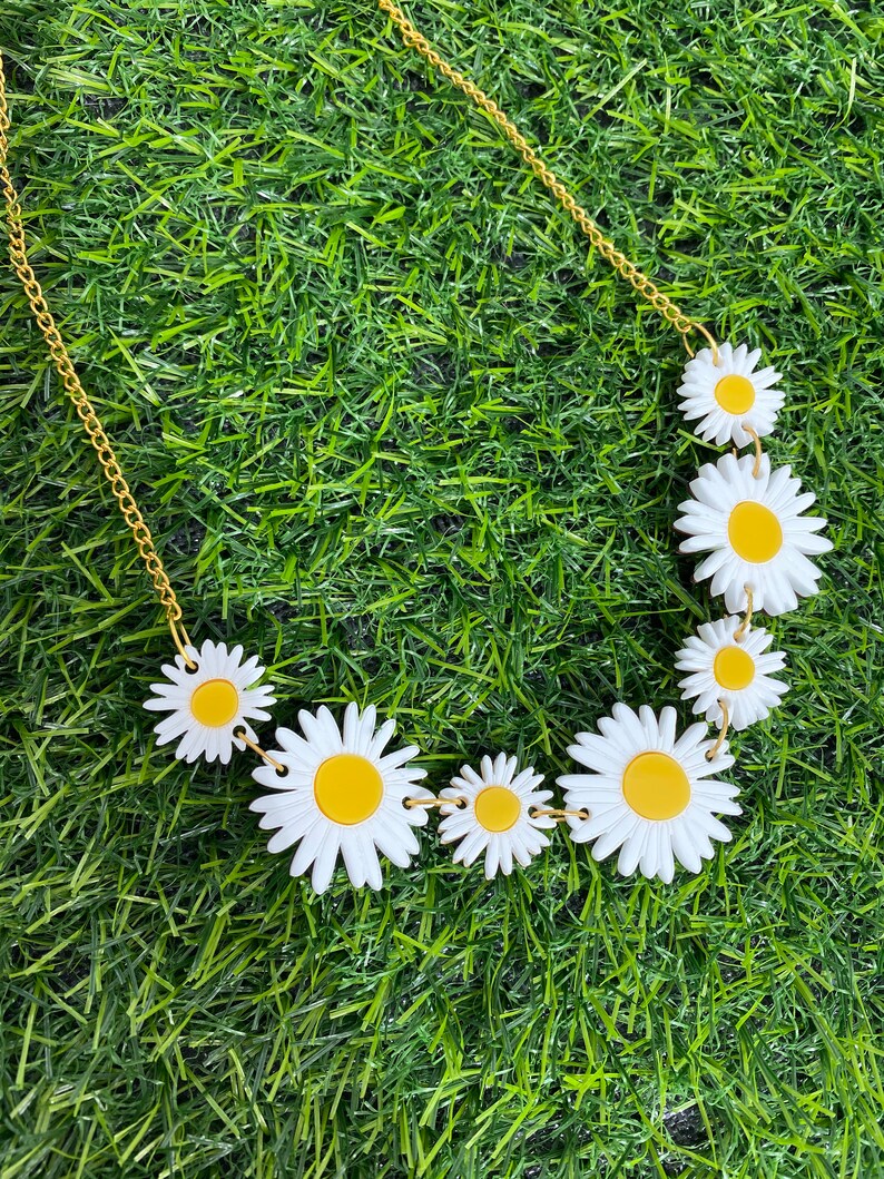 Daisy chain necklace image 1