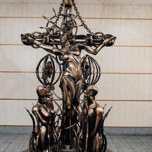 Máquina de nacimiento, escultura steampunk al estilo de H.R. Giger, extraterrestre, xenomorfo, estatua biomecánica, leyenda de los Annunaki, arte oscuro, arte de terror