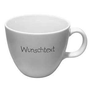 Könnte beinhalten: Eine weiße Keramik-Kaffeetasse mit rundem Körper und gebogenem Henkel. Auf der Tasse steht in schwarzer Schrift das Wort "Wunschtext".