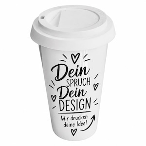 Könnte beinhalten: Ein weißer Reisebecher mit weißem Deckel, der mit dem schwarzen Text "Dein SPRUCH Dein DESIGN" und "Wir drucken deine Idee!" sowie kleinen Herzsymbolen und dekorativen Linien auf der Vorderseite des Bechers bedruckt ist.
