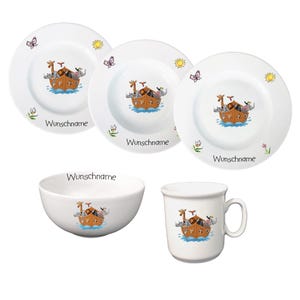 Könnte beinhalten: Ein weißes Kindergeschirr-Set mit Noahs Arche-Motiv. Das Set beinhaltet eine Schüssel, eine Tasse und drei Teller. Die Teller haben einen Rand und ein zentrales Design. Die Schüssel und die Tasse haben ein zentrales Design. Alle Teile zeigen eine braune Arche mit Tieren darauf. Der Text "Wunschname" befindet sich auf jedem Teil.