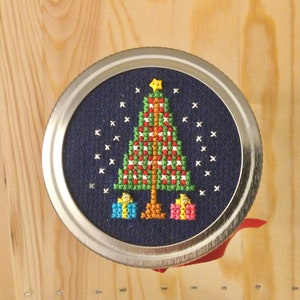 Holiday Tree with Gifts - Cross-stitch lid with mason jar