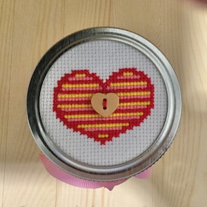 Rotes Regenbogen Herz mit Knopf - ein Kreuzstich-Einmachglasdeckel mit Einmachglas