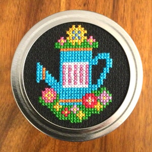 Gießkanne mit Blumen - ein Kreuzstich Einmachglas Deckel mit dem Glas