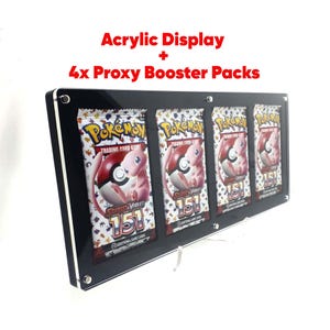 Puede incluir: Expositor acrílico negro que contiene cuatro paquetes de refuerzo de cartas coleccionables de Pokémon. Los paquetes presentan un personaje Pokémon rosa y el texto "Scarlet & Violet 151". El expositor también tiene el texto "Acrylic Display + 4x Proxy Booster Packs".