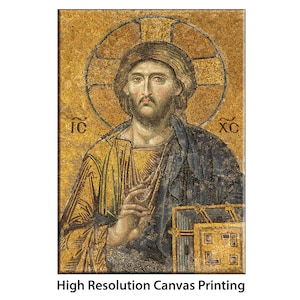 Puede incluir: Una obra de arte en mosaico que representa a Jesucristo con un halo dorado y una túnica azul. El mosaico está hecho de pequeñas baldosas de colores y presenta las letras griegas "IC" y "XC" a cada lado de la cabeza de Jesús.