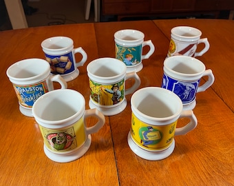 1982 Tazas de porcelana "The Corner Store" de The Collection Studio