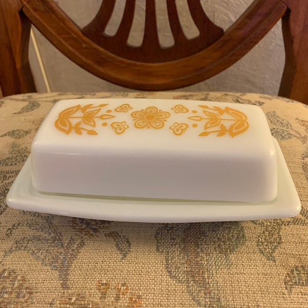 Vintage Pyrex Bedeckte Butterdose mit Deckel Butterfly Gold!