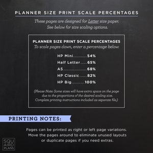 Pu&ograve; includere: Lavagna nera con testo bianco che spiega come stampare le pagine del planner in diverse dimensioni. Il testo include quanto segue: "Planner Size Print Scale Percentages", "Per ridimensionare le pagine, inserire una percentuale di seguito:", "HP Mini", "Half Letter", "A5", "HP Classic", "HP Big", "(Nota: Alcune dimensioni avranno spazio extra sulla pagina a causa delle proporzioni della dimensione di scala desiderata. Le istruzioni di stampa complete sono incluse in un file separato.)", "Note di stampa:", "Le pagine possono essere stampate come varianti di pagina destra o sinistra. Sposta le pagine per eliminare i layout non utilizzati o duplica le pagine se hai bisogno di extra."