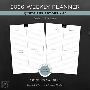 Puede incluir: Un planificador semanal 2026 en blanco y negro en formato A5, con diseño de cuadrante y 52+ semanas. El planificador está abierto para revelar el diseño semanal. La imagen incluye una taza de café, artículos de papelería y una planta.