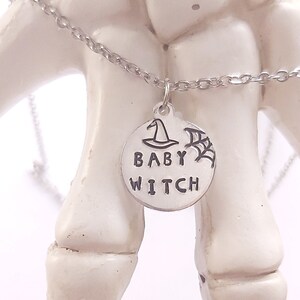 Baby Hexe und Web Halskette mit 18 Edelstahl Kette, Hexenhut, Wiccan, Halloween, Cottage Core