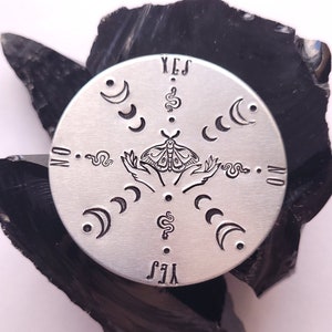Metalen slingerbord mot en slang ontwerp, reiswaarzeggerij, Halloween, heks Wiccan Pagan, waarzeggerij