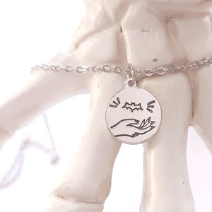 Fledermaus Strahlen In Hand Halskette mit 18 Edelstahl Kette, Hexe, Wiccan, Halloween, Cottage Core, Gruselig