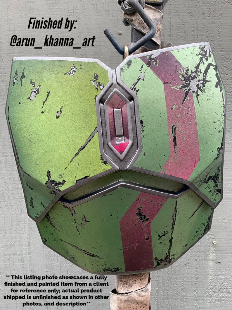 Puede incluir: Una pieza de pecho pintada de verde y rojo para cosplay o disfraz. La pieza de pecho tiene un aspecto desgastado y envejecido. El texto "Finished by: @arun_khanna_art" es visible en la imagen.