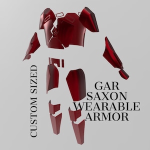 Puede incluir: Un conjunto de armadura roja portátil, con las palabras "GAR SAXON WEARABLE ARMOR" y "CUSTOM SIZED" impresas en la imagen. La armadura está compuesta por varias piezas, incluyendo una placa de pecho, hombreras, protectores de brazos, protectores de piernas y un cinturón.