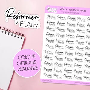 Puede incluir: Una hoja de pegatinas para planificador con las palabras "Reformer Pilates" en escritura a mano. Un bloc de notas y un círculo rosa con el texto "Colour Options Available" también son visibles. El fondo es rosa.