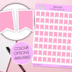 Puede incluir: Una hoja de pegatinas de planificador de mini banderas rosas. La hoja tiene 6 filas de 8 banderas, para un total de 48 banderas. Las banderas son rosas con contornos blancos. La hoja está etiquetada como "Mini Flags Planner Sticker Sheet".