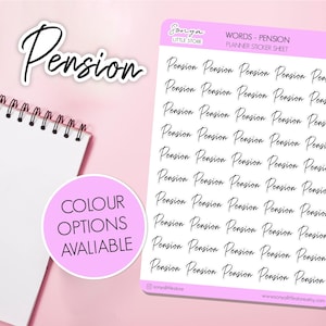 Può includere: Un foglio di adesivi per planner con la parola "Pension" ripetuta in un carattere corsivo. Il foglio è rosa chiaro con un bordo viola chiaro. Un taccuino a spirale e un cerchio rosa con il testo "COLOUR OPTIONS AVAILABLE" sono anche nell'immagine.