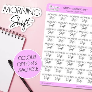 Puede incluir: Una hoja de pegatinas para planificadores con las palabras "Morning Shift" repetidas en una fuente cursiva. Las pegatinas son blancas con texto negro y están dispuestas en una cuadrícula. La hoja está sobre un fondo rosa. El texto "WORDS - MORNING SHIFT PLANNER STICKER SHEET" está en la parte superior de la hoja.