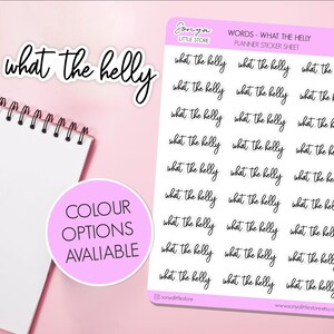 Op de afbeelding: Een vel plannerstickers met de tekst "what the helly" in handschrift. De stickers staan op een lichtpaarse achtergrond. Een notitieblok en een roze cirkel met tekst zijn ook zichtbaar in de afbeelding.