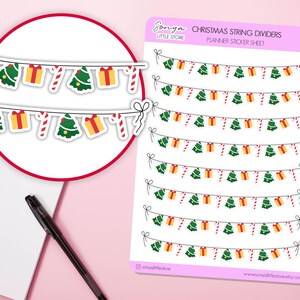Puede incluir: Hoja de pegatinas para planificador con separadores de guirnaldas navideñas. Las pegatinas incluyen árboles de Navidad verdes, cajas de regalo amarillas y bastones de caramelo rojos y blancos. También incluye el texto "Christmas String Dividers".