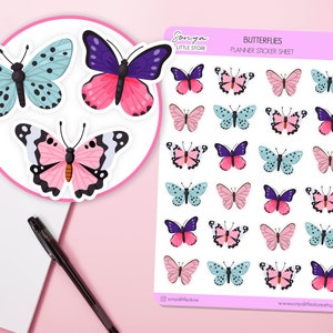 Puede incluir: Una hoja de pegatinas para planificadores con mariposas de colores en rosa, azul y morado. La hoja de pegatinas tiene el texto "Butterflies Planner Sticker Sheet" en la parte superior.