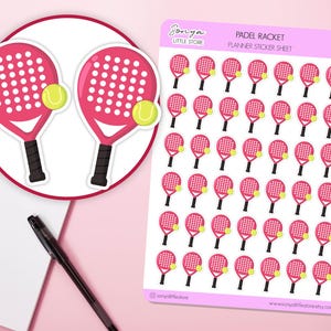 Könnte beinhalten: Ein Planer-Aufkleberbogen mit zahlreichen kleinen Illustrationen von pinkfarbenen Padel-Schlägern mit gelben Bällen. Der Kopftext lautet PADEL RACKET PLANNER STICKER SHEET und enthält den Markennamen Sonya Little Store oben und unten.