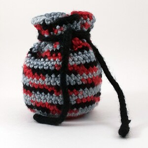 Bolsa de dados básica trágica / ¡Única en su tipo! / Bolsa de crochet a rayas / Juego de dados TTRPG poliédricos selectos / Accesorios para juegos de mesa