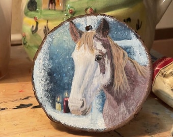 Individuell gestalteter Weihnachtsbaumschmuck mit Pferdeporträt | Handbemaltes Erinnerungsgeschenk für Haustiere | Holzscheibe mit Pferdemotiv | Personalisiertes Geschenk für Pferdeliebhaber