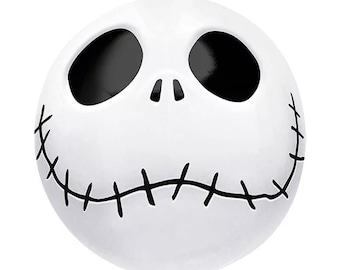 Puede incluir: Globo blanco con una cara de Jack Skellington en blanco y negro. El globo tiene un diámetro de 45,7 cm.