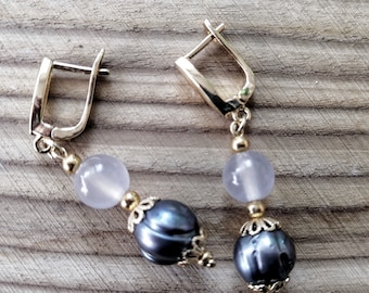 Handgemaakte hanger oorbellen met grijze parel