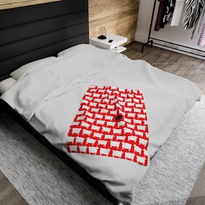Coperta Pecora Nera ispirata alla Principessa Diana: Coperta Rossa Accogliente