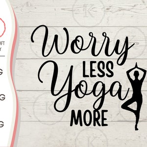 Peut inclure: Graphique noir et blanc avec le texte "Worry Less Yoga More" en écriture cursive. Une silhouette d'une personne en posture de yoga est à droite. Les formats de fichiers SVG, JPEG et PNG sont inclus.