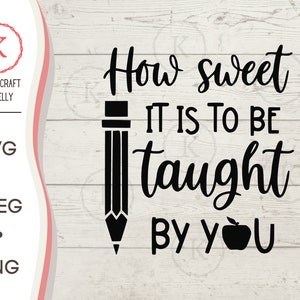 Può includere: Grafica in bianco e nero con il testo "How sweet it is to be taught by you" con un'illustrazione di matita e mela.