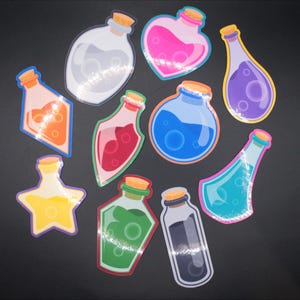 Puede incluir: Un juego de tres tazas de cerámica con un acabado moteado y mate. Las tazas son de color crema, gris claro y gris oscuro. Cada taza tiene un diseño simple y minimalista y un asa redondeada.